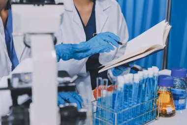 Laboratuvarda mikroskop kullanan bir bilim adamı. Laboratuvar ortamında modern bir mikroskobu ayarlayan bir araştırmacının ellerine yakın çekim. Bilim konsepti