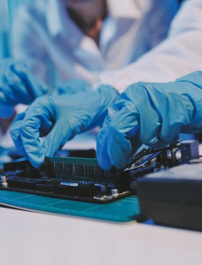 Elektronik teknisyen, elektronik mühendisliği, elektronik onarım, ölçüm ve test, onarım ve bakım kavramları.