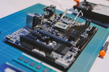 Elektronik teknisyen, elektronik mühendisliği, elektronik onarım, ölçüm ve test, onarım ve bakım kavramları.