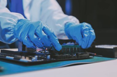Elektronik teknisyen, elektronik mühendisliği, elektronik onarım, ölçüm ve test, onarım ve bakım kavramları.