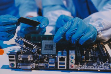 Elektronik teknisyen, elektronik mühendisliği, elektronik onarım, ölçüm ve test, onarım ve bakım kavramları.