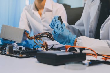 Elektronik teknisyen, elektronik mühendisliği, elektronik onarım, ölçüm ve test, onarım ve bakım kavramları.