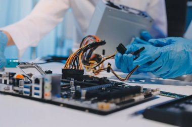 Elektronik teknisyen, elektronik mühendisliği, elektronik onarım, ölçüm ve test, onarım ve bakım kavramları.