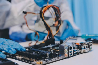Elektronik teknisyen, elektronik mühendisliği, elektronik onarım, ölçüm ve test, onarım ve bakım kavramları.