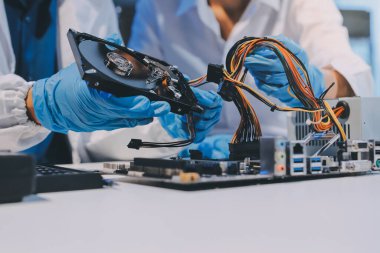Elektronik teknisyen, elektronik mühendisliği, elektronik onarım, ölçüm ve test, onarım ve bakım kavramları.