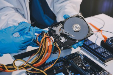 Elektronik teknisyen, elektronik mühendisliği, elektronik onarım, ölçüm ve test, onarım ve bakım kavramları.