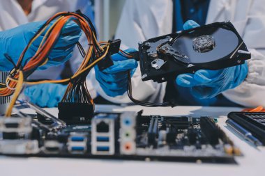 Elektronik teknisyen, elektronik mühendisliği, elektronik onarım, ölçüm ve test, onarım ve bakım kavramları.