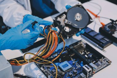 Elektronik teknisyen, elektronik mühendisliği, elektronik onarım, ölçüm ve test, onarım ve bakım kavramları.
