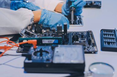 Elektronik teknisyen, elektronik mühendisliği, elektronik onarım, ölçüm ve test, onarım ve bakım kavramları.