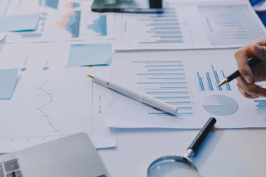 Fon yöneticileri takım danışmanlığı ve ofisteki yatırım borsası analizi hakkında tartışmalar