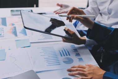 Fon yöneticileri takım danışmanlığı ve ofisteki yatırım borsası analizi hakkında tartışmalar