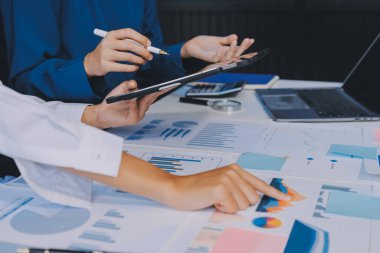 Fon yöneticileri takım danışmanlığı ve ofisteki yatırım borsası analizi hakkında tartışmalar