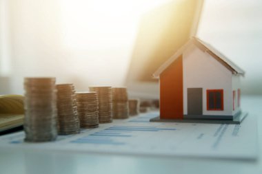 Para tasarrufu konsepti, Asyalı genç iş kadını tasarruf maliyeti için yönetim bütçesi, gelir tasarrufu, ödeme vergisi, yatırım için yeterli para harcamak için nakit finansman planlaması.
