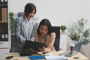 İşçiler bunları şirket konferansında tartışıyor.