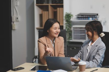 İşçiler bunları şirket konferansında tartışıyor.