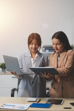 İşçiler bunları şirket konferansında tartışıyor.