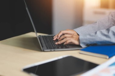 İş Belgeleri, Denetçi iş kadını arama belgesini kontrol ediyor yasal evrak hazırlıyor veya analiz için rapor hazırlıyor Vergi zamanı, muhasebeci Belgeleri iş yerindeki veri ortaklığı anlaşması anlaşması anlaşması anlaşması