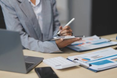 İş Belgeleri, Denetçi iş kadını arama belgesini kontrol ediyor yasal evrak hazırlıyor veya analiz için rapor hazırlıyor Vergi zamanı, muhasebeci Belgeleri iş yerindeki veri ortaklığı anlaşması anlaşması anlaşması anlaşması