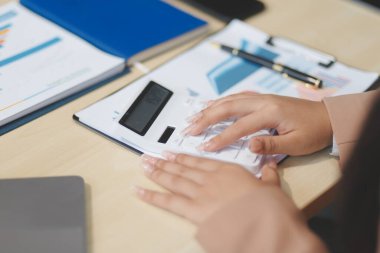 İş belgeleri işadamı yasal belge gözden geçirme belgeleri veya analiz raporları, vergi belgeleri, muhasebe belgeleri, veri sözleşmeleri, ofis ortağı anlaşmaları hazırlayın.