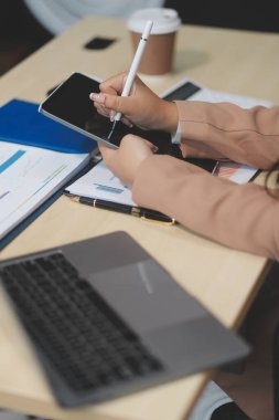 İş belgeleri işadamı yasal belge gözden geçirme belgeleri veya analiz raporları, vergi belgeleri, muhasebe belgeleri, veri sözleşmeleri, ofis ortağı anlaşmaları hazırlayın.