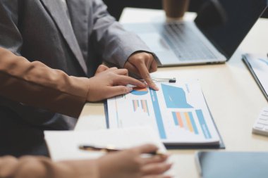 İşçiler bunları şirket konferansında tartışıyor.