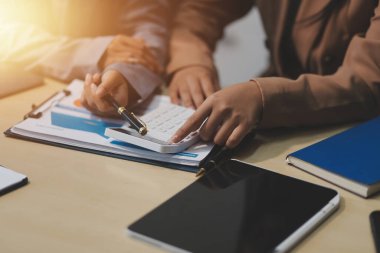 İşçiler bunları şirket konferansında tartışıyor.