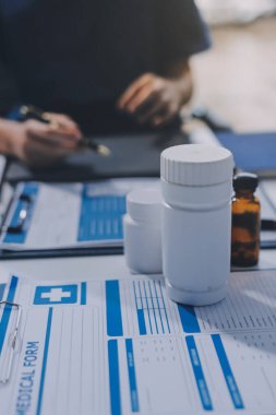 Uluslararası profesyonel doktorlardan oluşan bir ekip modern hastanedeki konferans odasında toplantı yapıyor. Sağlık ve Tıbbi Gelişim Konsepti.