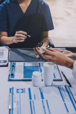 Uluslararası profesyonel doktorlardan oluşan bir ekip modern hastanedeki konferans odasında toplantı yapıyor. Sağlık ve Tıbbi Gelişim Konsepti.