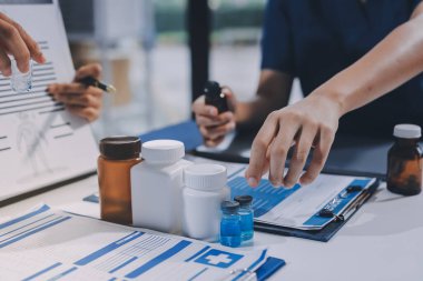 Uluslararası profesyonel doktorlardan oluşan bir ekip modern hastanedeki konferans odasında toplantı yapıyor. Sağlık ve Tıbbi Gelişim Konsepti.