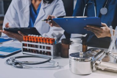 Uluslararası profesyonel doktorlardan oluşan bir ekip modern hastanedeki konferans odasında toplantı yapıyor. Sağlık ve Tıbbi Gelişim Konsepti.