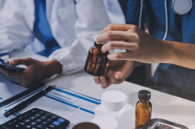 Uluslararası profesyonel doktorlardan oluşan bir ekip modern hastanedeki konferans odasında toplantı yapıyor. Sağlık ve Tıbbi Gelişim Konsepti.