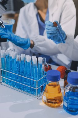 Laboratuvarda mikroskop kullanan bir bilim adamı. Laboratuvar ortamında modern bir mikroskobu ayarlayan bir araştırmacının ellerine yakın çekim. Bilim konsepti