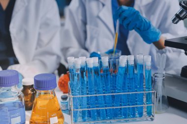 Laboratuvarda mikroskop kullanan bir bilim adamı. Laboratuvar ortamında modern bir mikroskobu ayarlayan bir araştırmacının ellerine yakın çekim. Bilim konsepti