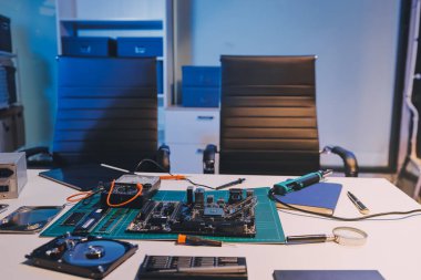 Elektronik teknisyen, elektronik mühendisliği, elektronik onarım, ölçüm ve test, onarım ve bakım kavramları.