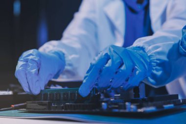 Elektronik teknisyen, elektronik mühendisliği, elektronik onarım, ölçüm ve test, onarım ve bakım kavramları.