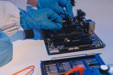 Elektronik teknisyen, elektronik mühendisliği, elektronik onarım, ölçüm ve test, onarım ve bakım kavramları.