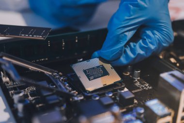 Elektronik teknisyen, elektronik mühendisliği, elektronik onarım, ölçüm ve test, onarım ve bakım kavramları.
