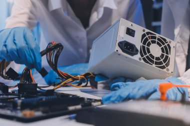 Elektronik teknisyen, elektronik mühendisliği, elektronik onarım, ölçüm ve test, onarım ve bakım kavramları.