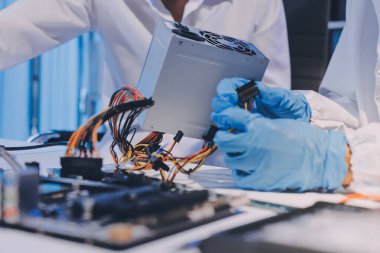 Elektronik teknisyen, elektronik mühendisliği, elektronik onarım, ölçüm ve test, onarım ve bakım kavramları.
