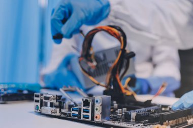 Elektronik teknisyen, elektronik mühendisliği, elektronik onarım, ölçüm ve test, onarım ve bakım kavramları.