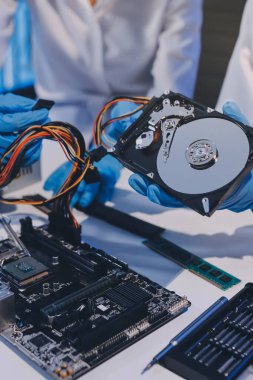 Elektronik teknisyen, elektronik mühendisliği, elektronik onarım, ölçüm ve test, onarım ve bakım kavramları.