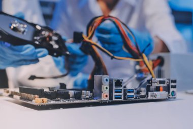 Elektronik teknisyen, elektronik mühendisliği, elektronik onarım, ölçüm ve test, onarım ve bakım kavramları.