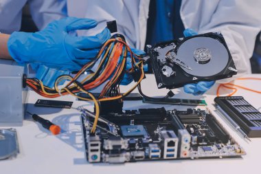 Elektronik teknisyen, elektronik mühendisliği, elektronik onarım, ölçüm ve test, onarım ve bakım kavramları.