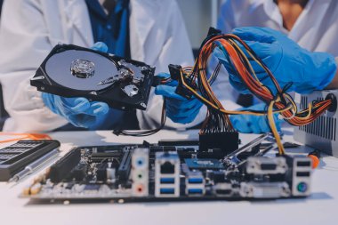 Elektronik teknisyen, elektronik mühendisliği, elektronik onarım, ölçüm ve test, onarım ve bakım kavramları.