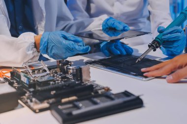 Elektronik teknisyen, elektronik mühendisliği, elektronik onarım, ölçüm ve test, onarım ve bakım kavramları.