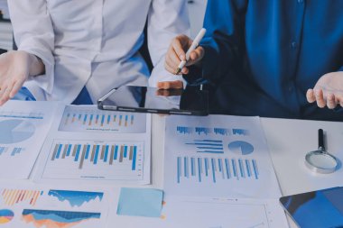 Fon yöneticileri takım danışmanlığı ve ofisteki yatırım borsası analizi hakkında tartışmalar