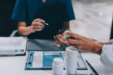 Uluslararası profesyonel doktorlardan oluşan bir ekip modern hastanedeki konferans odasında toplantı yapıyor. Sağlık ve Tıbbi Gelişim Konsepti.