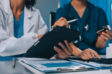 Uluslararası profesyonel doktorlardan oluşan bir ekip modern hastanedeki konferans odasında toplantı yapıyor. Sağlık ve Tıbbi Gelişim Konsepti.