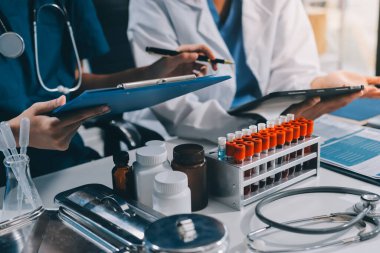 Uluslararası profesyonel doktorlardan oluşan bir ekip modern hastanedeki konferans odasında toplantı yapıyor. Sağlık ve Tıbbi Gelişim Konsepti.