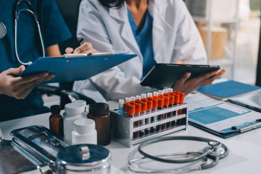 Uluslararası profesyonel doktorlardan oluşan bir ekip modern hastanedeki konferans odasında toplantı yapıyor. Sağlık ve Tıbbi Gelişim Konsepti.